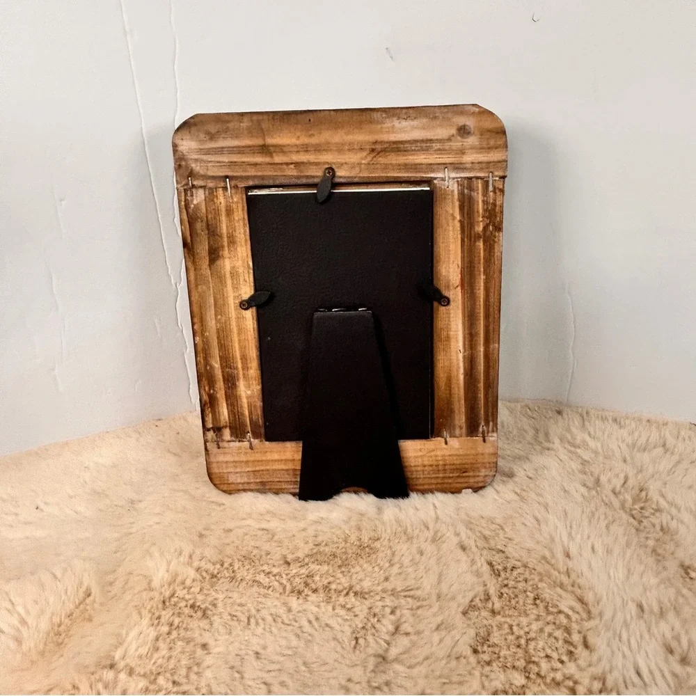 Source Unknown Brown and Red Picture Frame with Vintage Accents‎